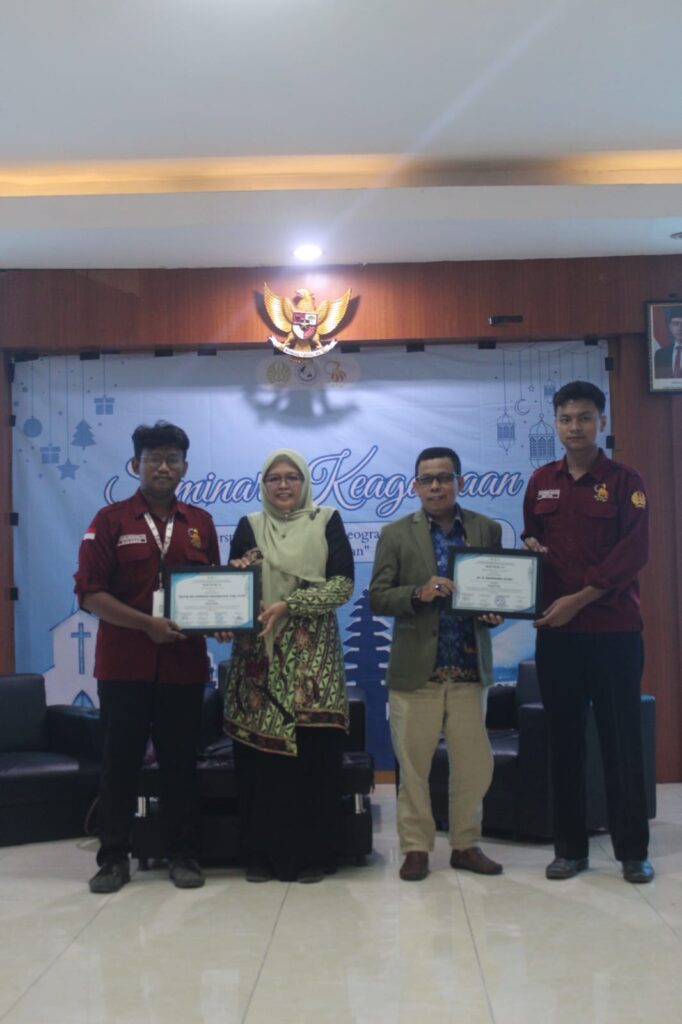 Hj. Maftuhah Mustiqowati membahas peran geografi dalam krisis lingkungan di seminar UNESA