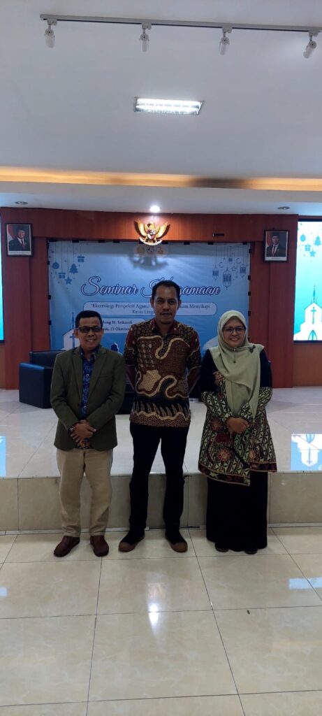 Dr. Sholehuuddin menyampaikan pentingnya etika ekologis dalam seminar UNESA