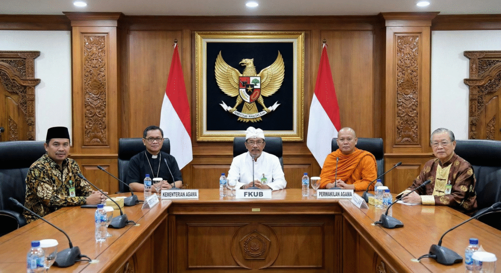 Sesi dialog antar agama di Indonesia dengan tokoh lintas iman dalam suasana formal FKUB