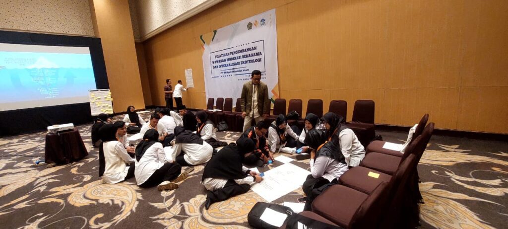 Pemaparan materi moderasi beragama dan ekoteologi oleh fasilitator UIN Jakarta