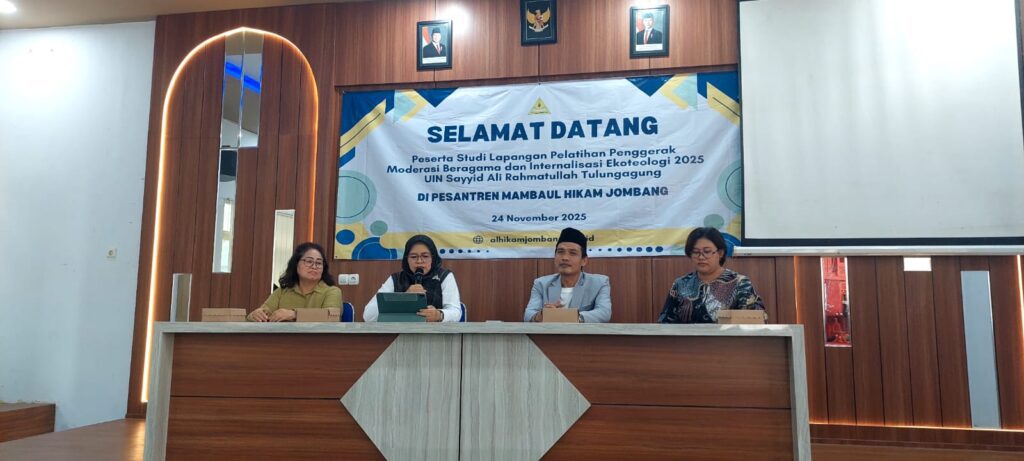 Perwakilan Ponpes Manbaul Hikam dan peserta lintas iman menyampaikan sambutan dalam sesi pembukaan kunjungan studi lapangan Pelatihan Moderasi Beragama dan Ekoteologi UIN SATU.