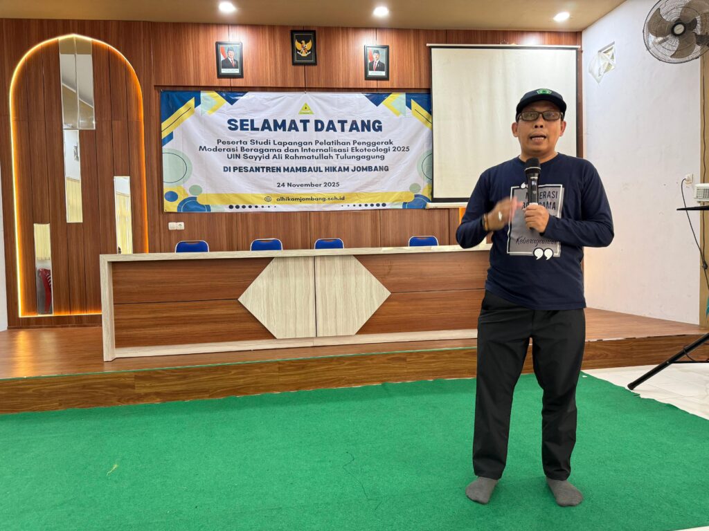 Dr. Sholehuunddin menyampaikan closing statement kepada peserta PMB dan Ekoteologi UIN SATU pada akhir kunjungan di Ponpes Manbaul Hikam.