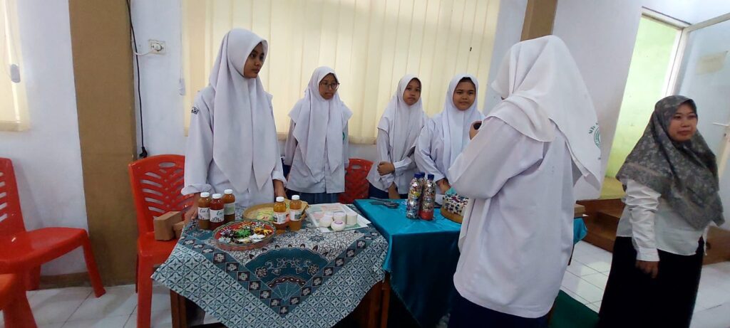 Santri putri Ponpes Manbaul Hikam mempresentasikan produk ramah lingkungan seperti herbal, ecobrick, dan kerajinan daur ulang kepada peserta pelatihan PMB dan Ekoteologi.