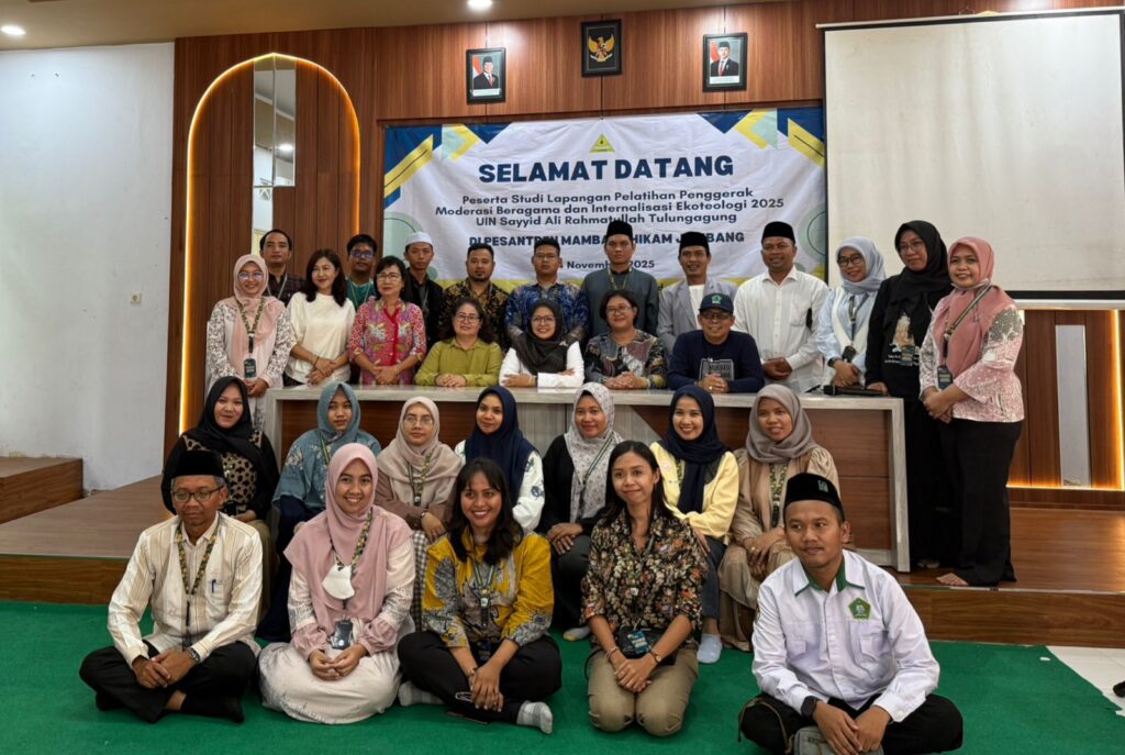 Foto bersama peserta Pelatihan Moderasi Beragama dan Ekoteologi UIN SATU bersama pengasuh dan komunitas lintas iman di Ponpes Manbaul Hikam Jombang.