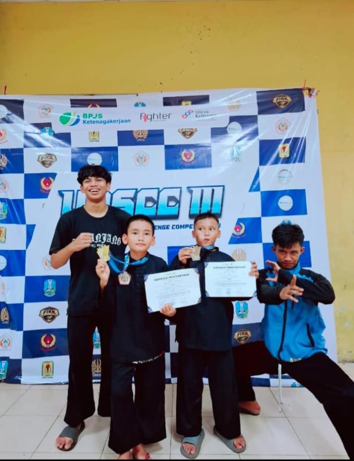 "MI H. Ruqoiyah Sepanjang sabet 3 medali nasional UNESA - Vino Syahputra juara 1 Pencak Silat"