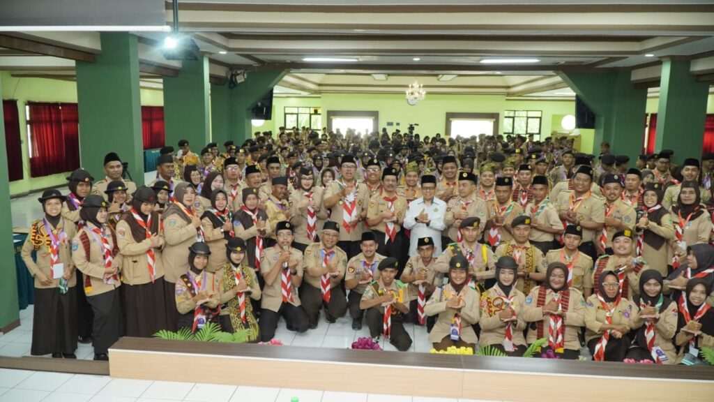 Peserta Kemah Kemanusiaan dan Perdamaian di aula Balai Diklat Keagamaan Surabaya mengenakan seragam pramuka.
