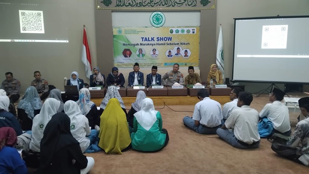 Peserta mengikuti talkshow pencegahan hamil di luar nikah yang digelar MUI Sidoarjo di aula kantor MUI.