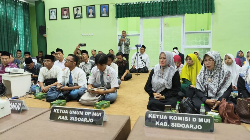 Peserta mengikuti talkshow pencegahan hamil di luar nikah yang digelar MUI Sidoarjo di aula kantor MUI.