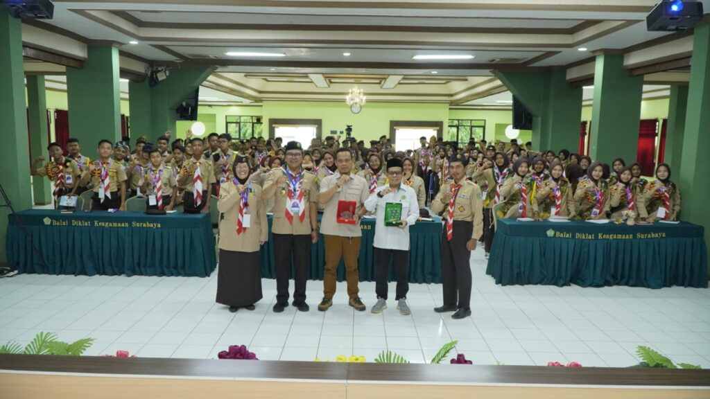 eserta dan pendamping kemah Scouting for Peace and Humanity berpose di depan gedung Balai Diklat Keagamaan Surabaya Kementerian Agama RI
