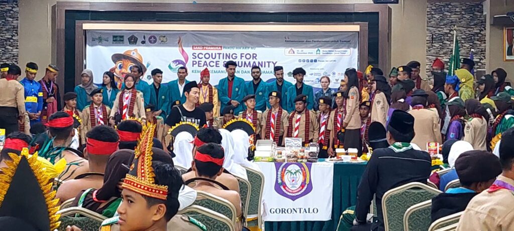 Sejumlah peserta remaja kemah Scouting for Peace and Humanity berpose santai di area parkir bus