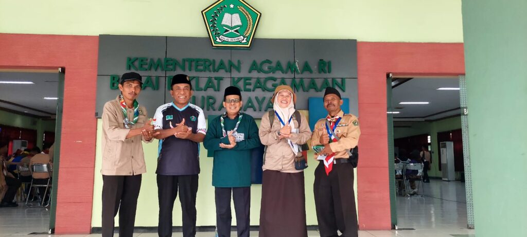 Peserta kemah Scouting for Peace and Humanity Pandu Ma'arif NU berfoto bersama di aula Balai Diklat Keagamaan Surabaya