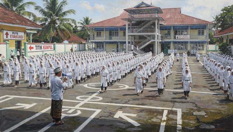 Foto santri melakukan simulasi evakuasi bencana di halaman pesantren dengan kiai sebagai koordinator - model pesantren tangguh bencana Aceh