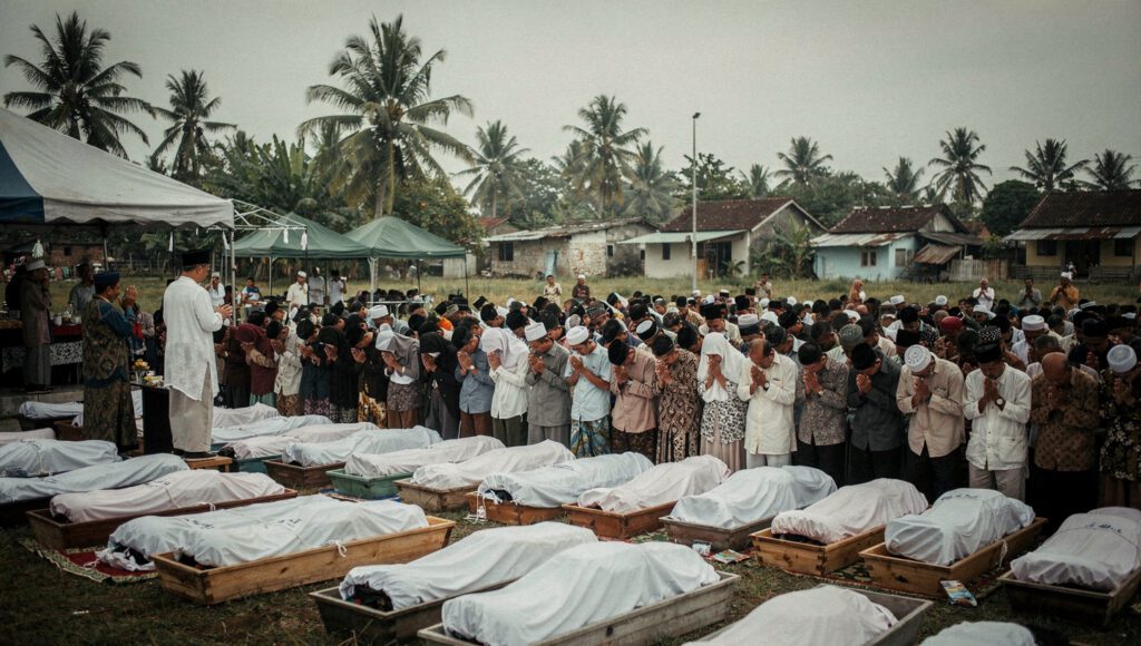 Hukum jenazah korban bencana - Pemakaman massal sesuai syariat Islam saat kondisi darurat