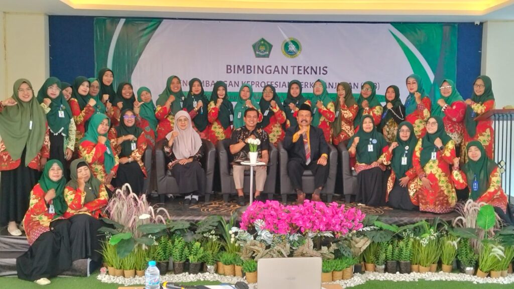 Penutupan Bimtek Kepala RA Surabaya oleh Pengawas RA Aniswatun Nadhiroh bersama 30 peserta dan narasumber BDK Surabaya