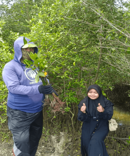 Ulil Najwa, mahasiswa Universitas Nahdlatul Ulama Sidoarjo (UNUSIDA) bersama Pak Suryanto petani tambak berpengalaman melaksanaan Penanaman Mangrove Sidoarjo