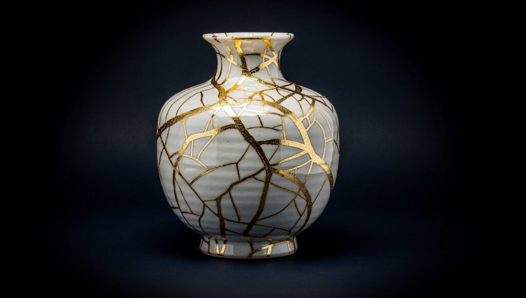 Objek yang rusak tapi diperbaiki dengan lebih indah. Emosi: ketahanan, keindahan dari luka, transformasi.