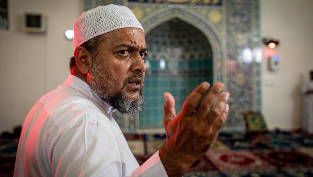 Imam memimpin jamaah keluar masjid saat gempa terjadi di tengah shalat berjamaah