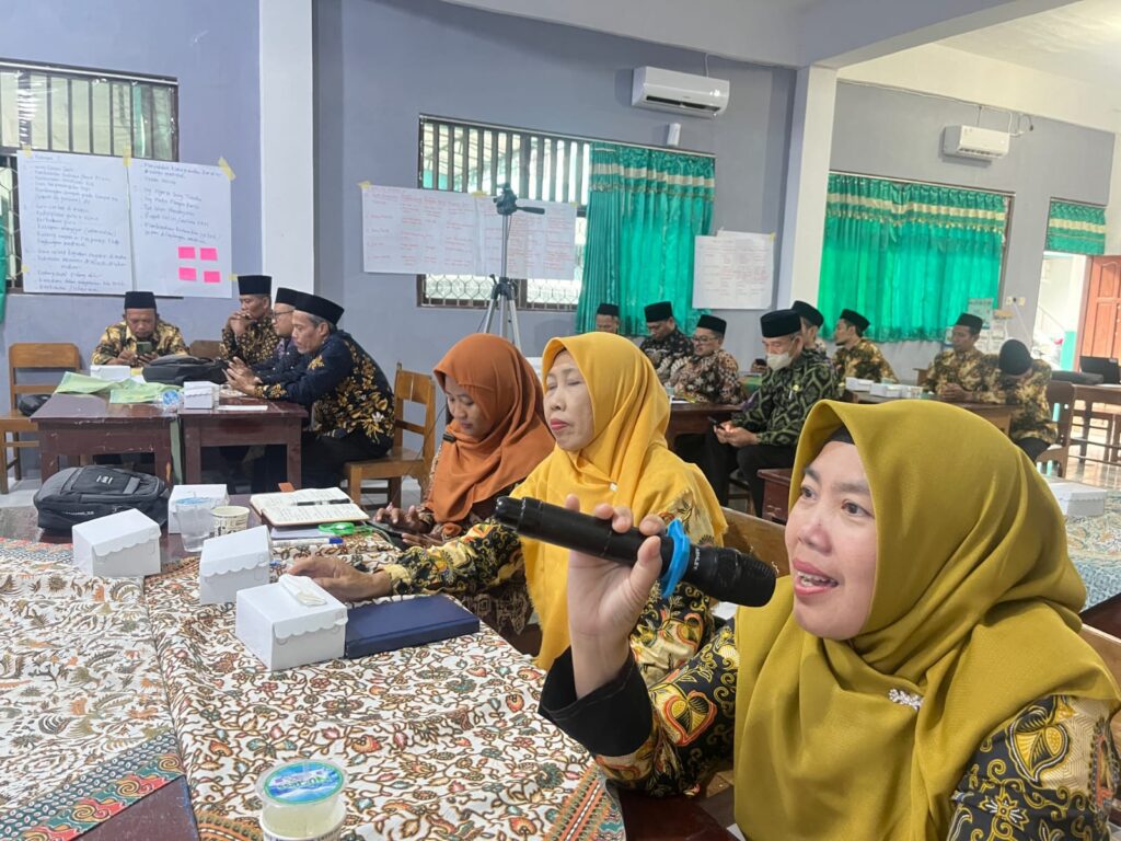 Sesi Diskusi Interaktif dan Simulasi Evaluasi Digital dalam Bimtek Kepemimpinan Adaptif KKMI