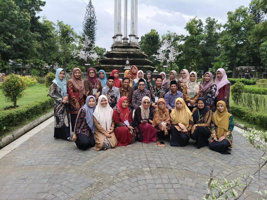 Foto bersama peserta dan narasumber Bimtek Ekoteologi Tulungagung di ruang terbuka hijau