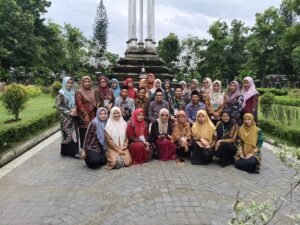 Foto bersama peserta dan narasumber Bimtek Ekoteologi Tulungagung di ruang terbuka hijau