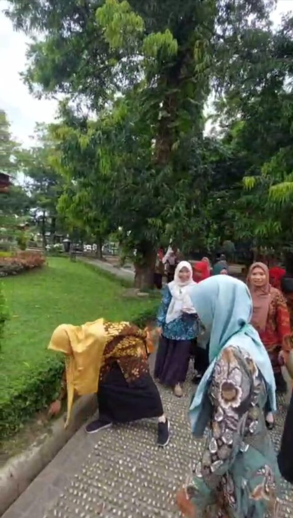 Aksi bersih-bersih Alun-alun Tulungagung oleh peserta Bimtek Ekoteologi Tulungagung sebagai edukasi publik