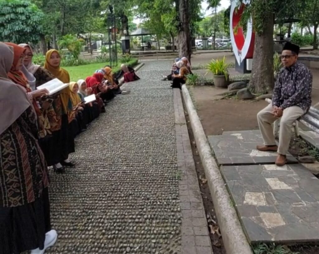 Kegiatan outing class peserta Bimtek Ekoteologi Tulungagung dengan metode grounding dan refleksi lingkungan