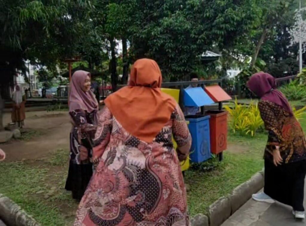Peserta Bimtek Ekoteologi Tulungagung melakukan aksi bersih-bersih lingkungan sebagai praktik nyata kepedulian ekologis