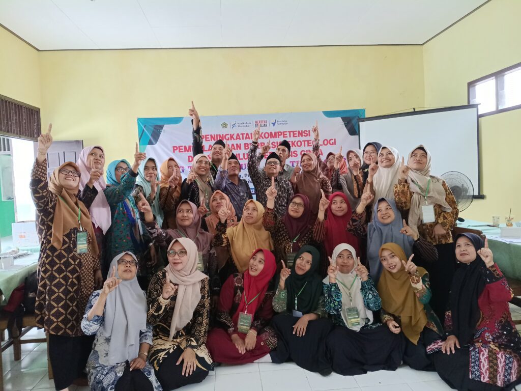Peserta Bimtek Ekoteologi Tulungagung berfoto bersama usai kegiatan peningkatan kompetensi guru madrasah tentang kepedulian lingkungan