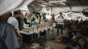 Zakat untuk korban bencana alam disalurkan kepada pengungsi yang termasuk asnaf fakir miskin dan ibnu sabil sesuai hukum Islam dan fatwa MUI