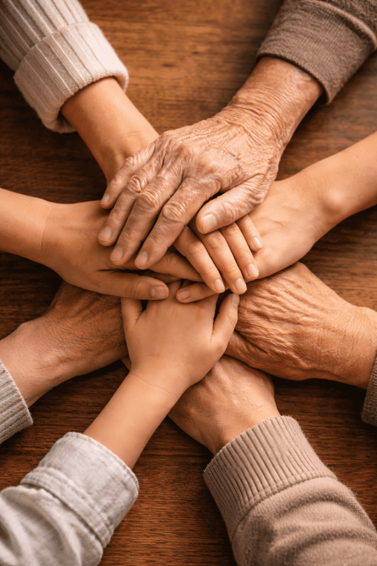 Tumpukan tangan berbagai usia saling menopang, simbol kuat peran keluarga dalam pemulihan trauma sebagai sistem pendukung.