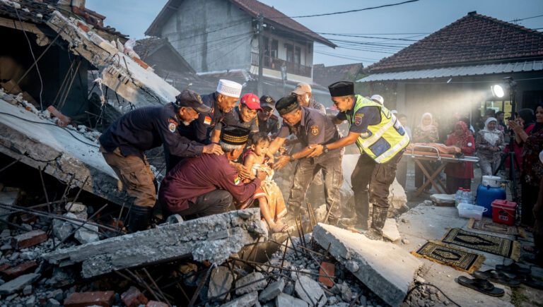 Tim penyelamat multigenerasi bekerja sama menyelamatkan anak dari reruntuhan bangunan, prioritas menyelamatkan nyawa dalam fikih islam