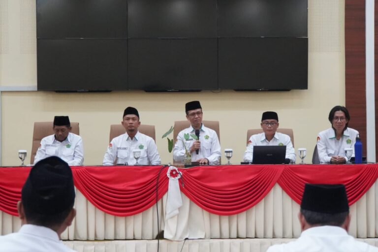 Kepala BDK Bandung Agus Nasihatul Memberikan Sambutan pada FGD Bersama Rombongan BDK Surabaya