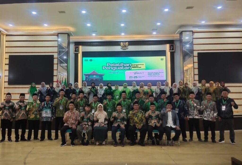 Kepala BDK Surabaya didampingi Kasubbag TU bersama Jajaran pengurus PWNU LP Ma'arif Jatim Foto bersama peserta setelah pembukaan