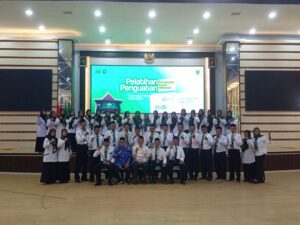 Kepala BDK Surabaya didampingi Kasubbag TU bersama Jajaran pengurus PWNU LP Ma'arif Jatim Foto bersama peserta setelah pembukaan