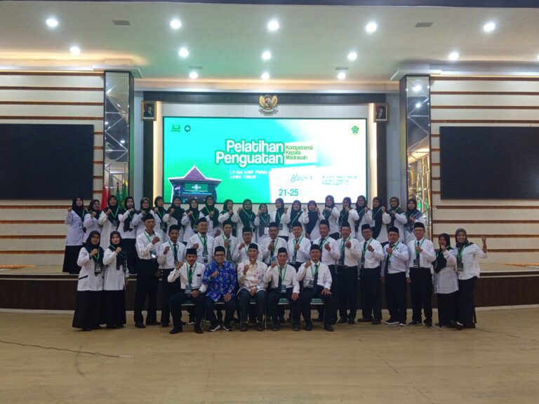 Kepala BDK Surabaya didampingi Kasubbag TU bersama Jajaran pengurus PWNU LP Ma'arif Jatim Foto bersama peserta setelah pembukaan