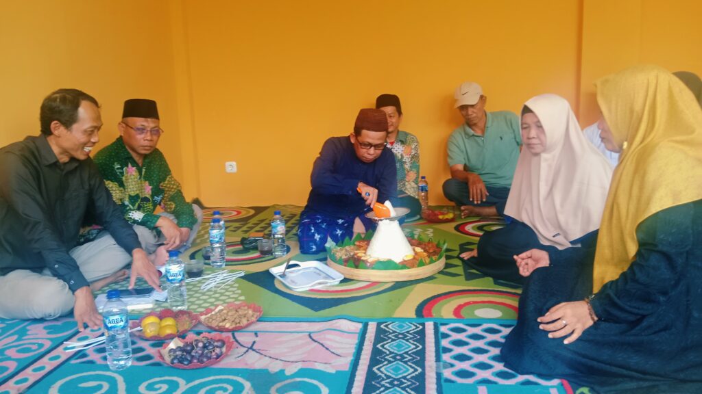 Potong tumpeng syukuran gedung KB RA Pengampon gotong royong warga