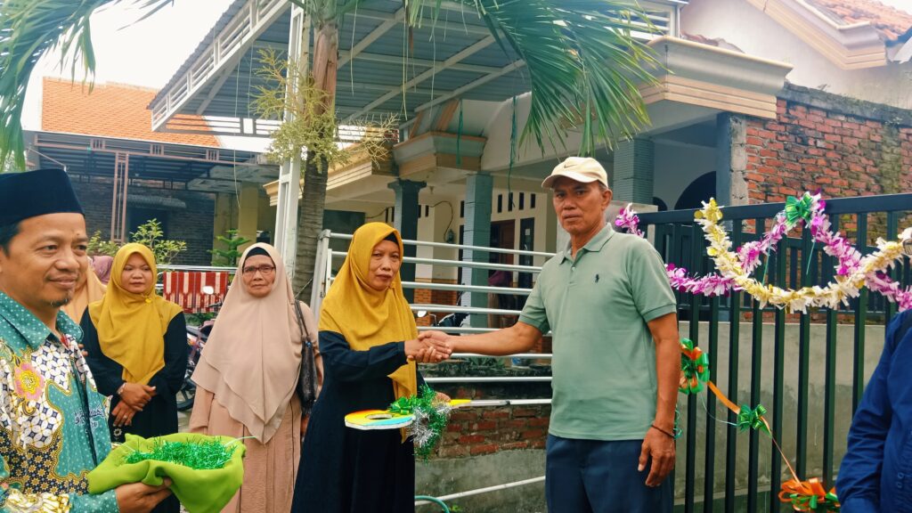 Pemotongan pita gedung baru RA Tarbiyatul Ulum Desa Setro Menganti Gresik