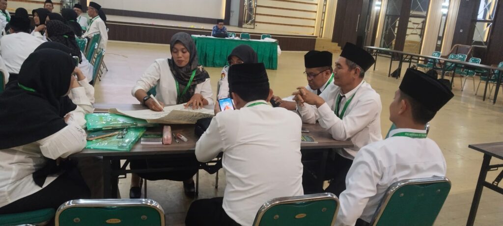 Peserta sedang diskusi terkait jejaring madrasah