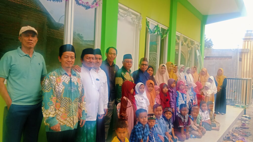 emotongan pita gedung baru RA Tarbiyatul Ulum Desa Setro Menganti Gresik