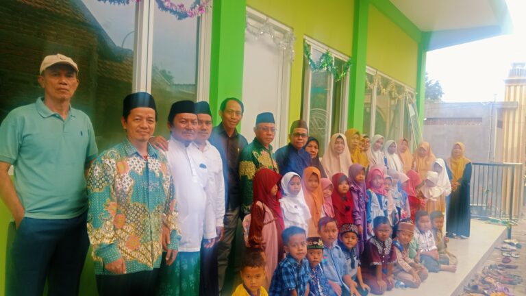 emotongan pita gedung baru RA Tarbiyatul Ulum Desa Setro Menganti Gresik
