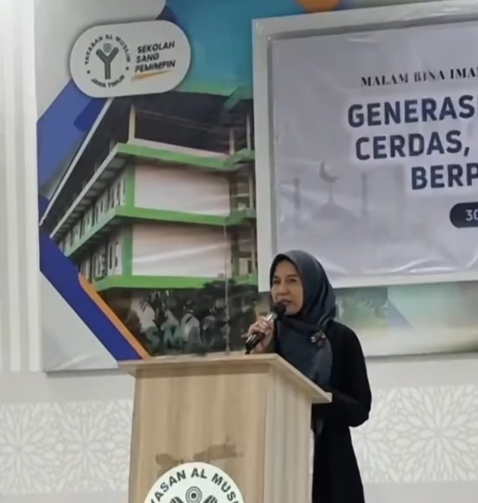 Kepala SMA Al Muslim Dr. Mahmudah menyampaikan sambutan pembukaan MABIT sebagai persiapan ujian.