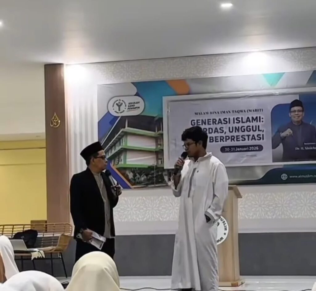 Dr. H. Sholehuddin, M.Pd.I menyampaikan motivasi spiritual pada MABIT SMA Al Muslim.