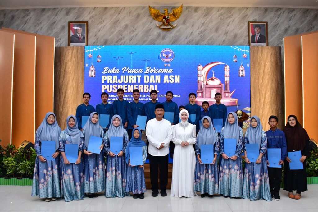 Danpuspenerbal Laksda Bayu Alisulyahbana beserta istri yang juga Ketua Gabungan Jalasenastri Puspenerbal Menjalani sesi Foto Bersama anak yatim penerima santunan