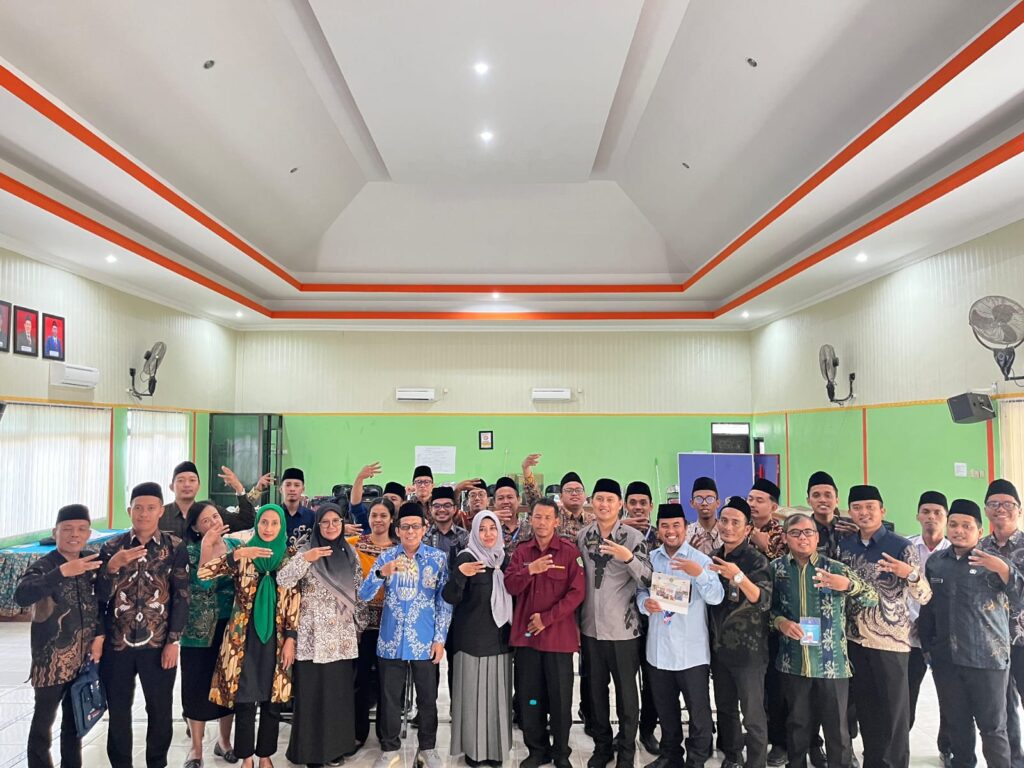 Peserta Bimtek Ekoteologi BDK Surabaya di Kemenag Gresik berdiskusi merumuskan aksi nyata seperti pengelolaan sampah komunitas dan kampanye hemat energi