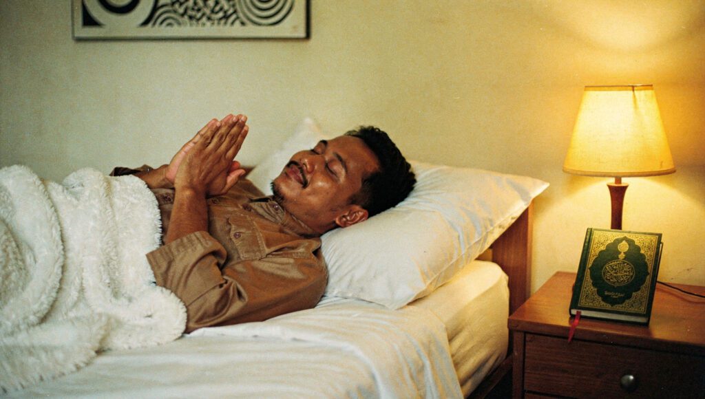 Ilustrasi muslim berdoa sebelum tidur — mengamalkan doa sebelum tidur sesuai sunnah Rasulullah ﷺ sebagai penutup hari yang penuh syukur dan perlindungan Allah Ta'ala.