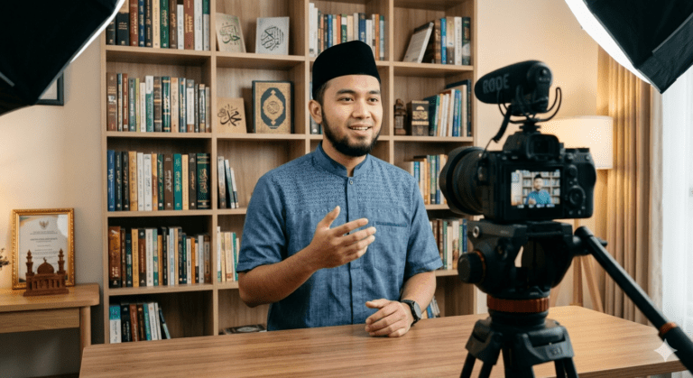 konten kreator muslim merekam video islami yang halal dan berkah sesuai syariah islam