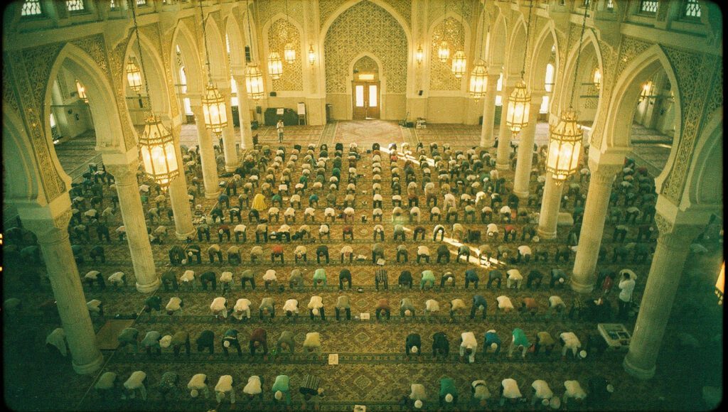 shalat jamaah berjamaah di masjid keutamaan dan hukumnya