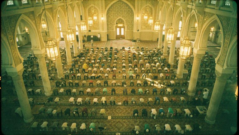 shalat jamaah berjamaah di masjid keutamaan dan hukumnya